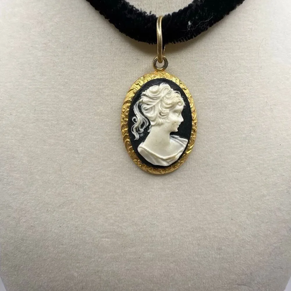 Vintage Don-Lin Signed Black Velvet Choker Necklace Lady Cameo Pendant 1980s